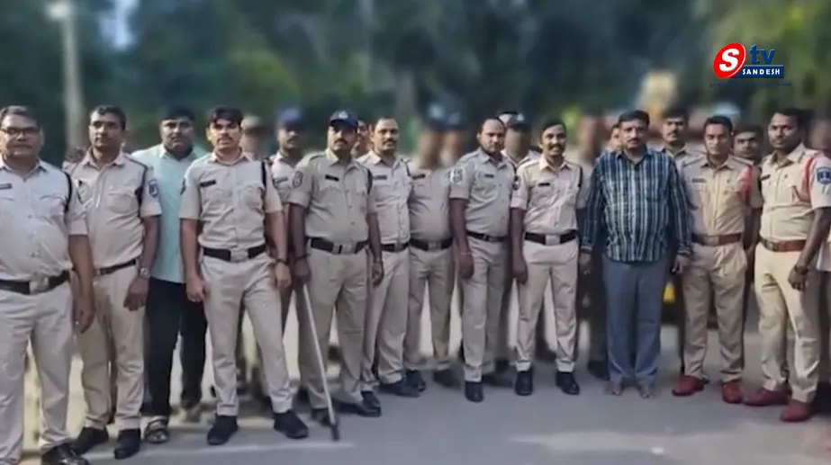 ఖాకీ వదిలి.. భక్తిలో మునిగిపోయిన పోలీసులు: జీడిమెట్ల పీఎస్‌లో గణనాథుని నిమజ్జనం!